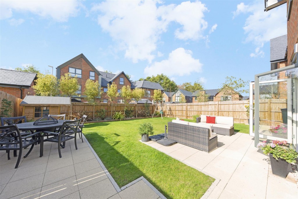 Images for Calton Close, Upper Longcross, Chertsey EAID:NEWBOULDSAPI BID:1