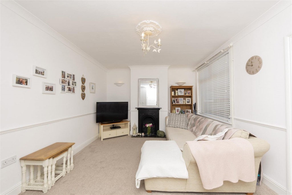 Images for Avondale Avenue, Staines-Upon-Thames EAID:NEWBOULDSAPI BID:1