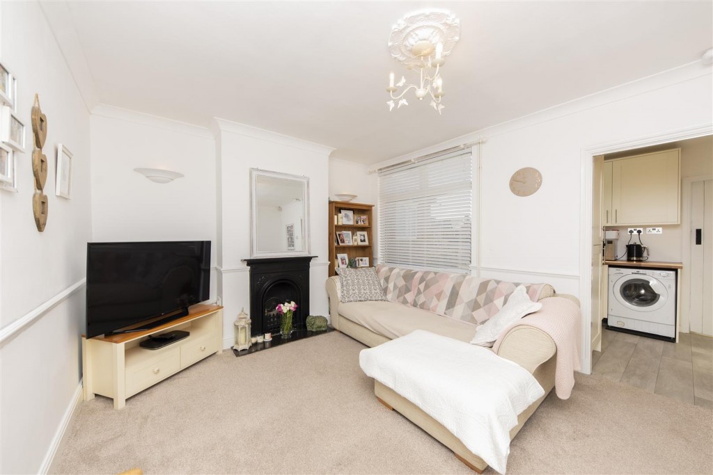 Images for Avondale Avenue, Staines-Upon-Thames EAID:NEWBOULDSAPI BID:1