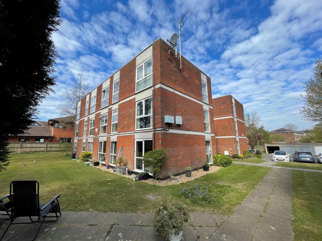 Images for Fosse Way, West Byfleet EAID:NEWBOULDSAPI BID:1